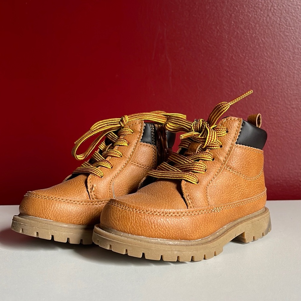 Like new, gently loved, toddler boot.